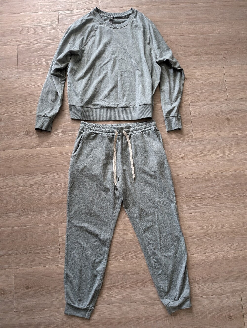 Vuori Boyfriend Jogger and Matching Daydream Crewneck Set